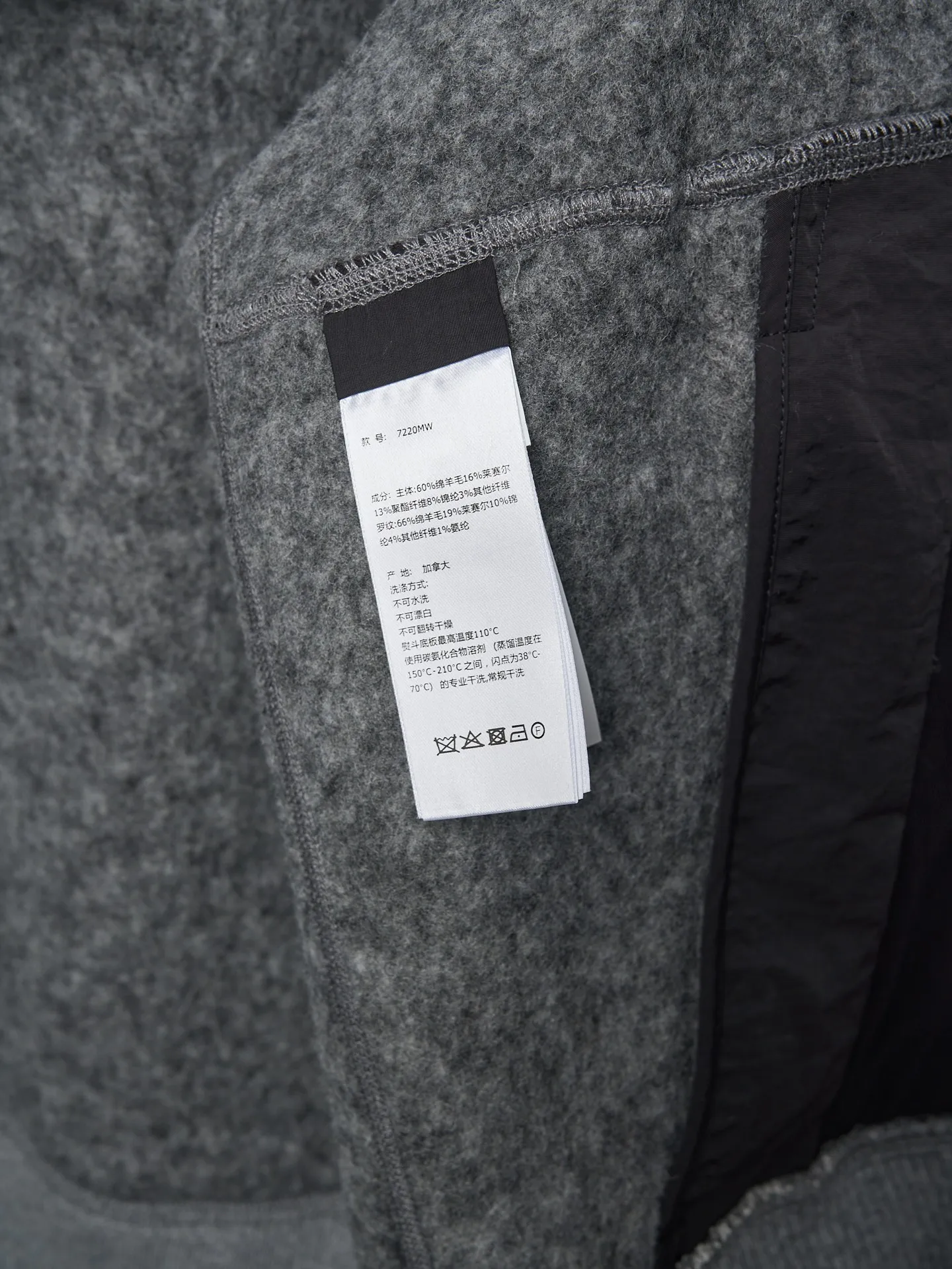 P760 Actual hanging auction] Canada Goose/Canada Goose Fleece Badge Button Cashmere Jacket [Color] Dark Gray Light Gray [Size] S M L XL Wool Blend Fabric: The main fabric of this jacket is light gray wool blend fabric to improve the wear resistance, wrinkle resistance and warmth of the fabric. Wool provides good warmth and a natural feel, while blended fibers enhance the fabric's practicality and durability.  RIBBED KNIT: The collar, cuffs and hem are ribbed knitted for added stretch and fit.  The cutting process needs to ensure that the texture and color of the fabric are evenly distributed, especially with this light gray tone, to avoid chromatic aberrations. The stretchability of wool-blend fabrics needs to be taken into consideration when cutting pieces to ensure dimensional stability of the finished garment.      Use a sewing needle and thread suitable for wool-blend fabrics to avoid damage to the fabric during sewing. The sewing stitches are even and firm to prevent thread stripping.      The temperature needs to be controlled during ironing to avoid high temperature damage to the fabric while keeping the fabric smooth and crisp.   The front and back body parts, sleeves and other main parts are stitched with flat seams to ensure a smooth silhouette.   Align the fabric texture at the splices to keep the look neat.     Details such as pockets and cuffs are designed with inset pockets to increase practicality and aesthetics.     The splicing areas are reinforced to improve durability.  The white circular armband on the left arm is an important part of the brand identity and is finely sewn to ensure it is strong and flat.